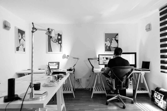 Homme en télétravail à la rentrée dans un espace bureau aménagé dans son appartement