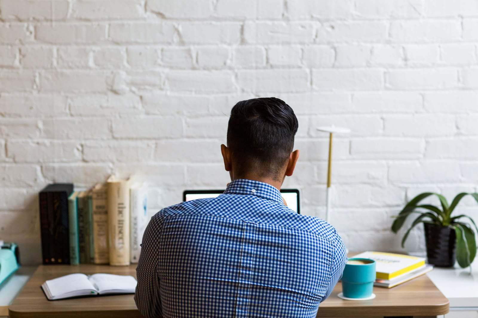 Homme grande taille en télétravail à la maison