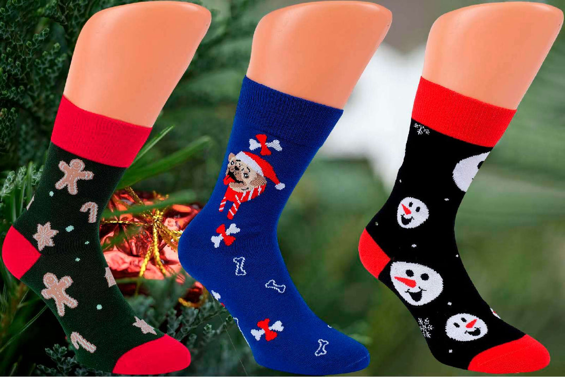 Chaussettes de Noël grandes tailles avec des graphismes de qualité représentant des bonhommes de neige, des étoiles, des flocons, des pains d'épice, des sucre d'orge. Taille 47/50 pour homme.