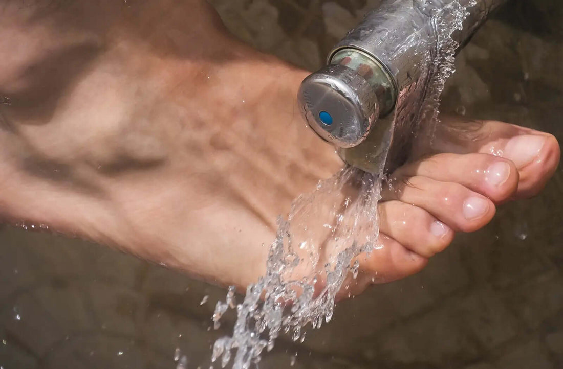 Baigner régulièrement dans l'eau les pieds qui transpirent beaucoup l'été