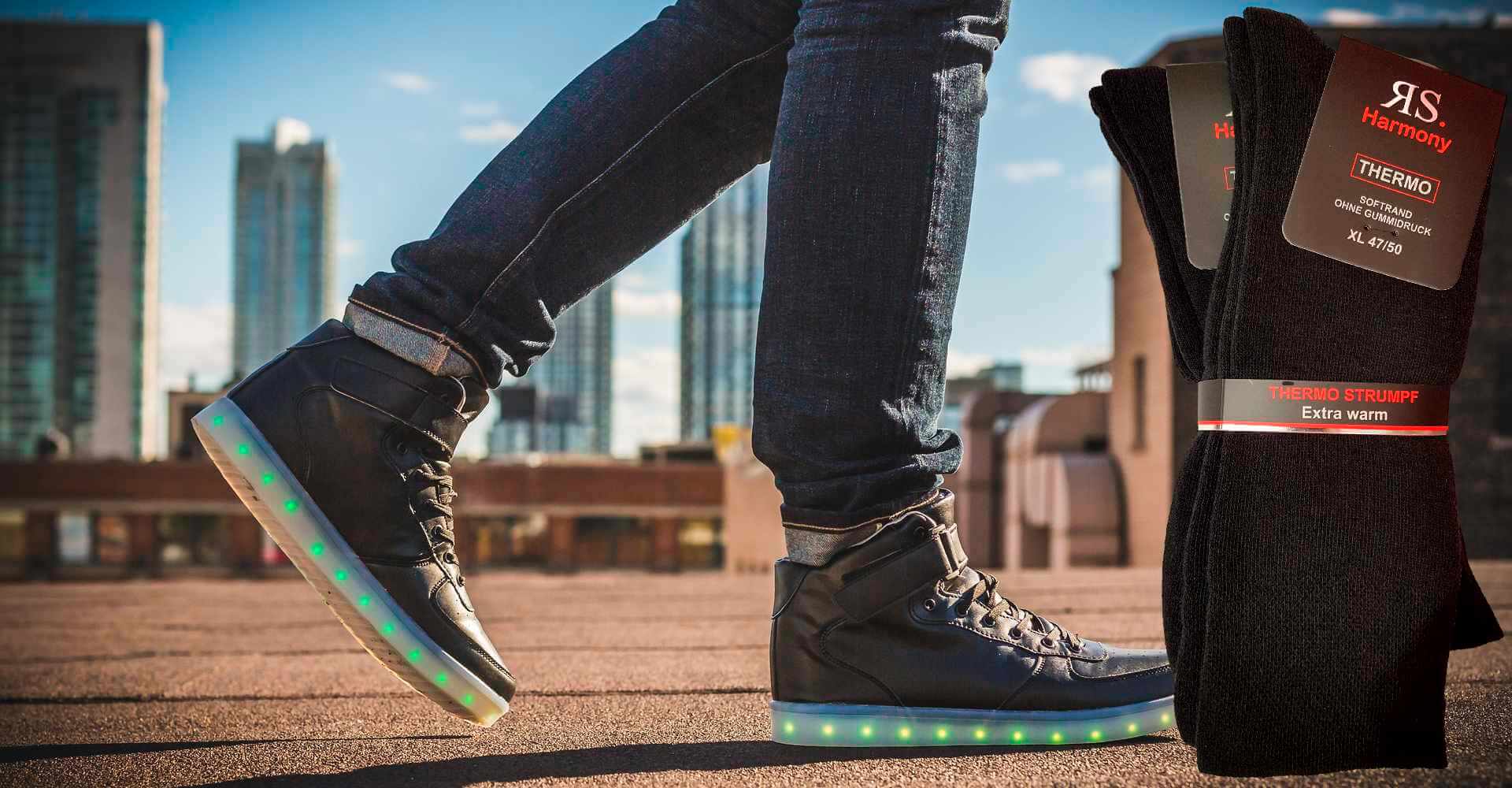 Un homme avec des chaussettes 100% bouclettes dans ses sneakers semelles led marche dans la ville